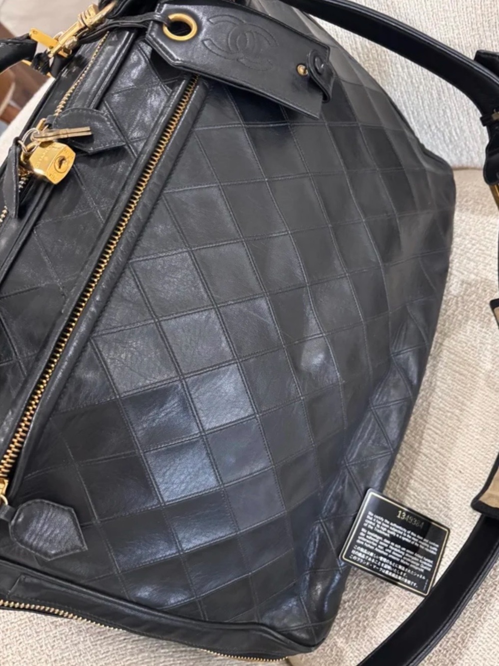 CHANEL Black Quilted Leather Shoulder Bag with Zipper - Picture 13 of 15